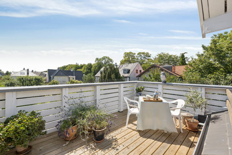 Meget charmerende lejlighed med masser af sjæl og solrig terrasse på 12 kvm.